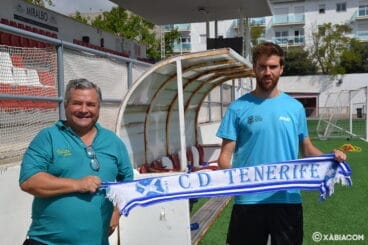 Adrián Ortolá junto a un aficionado