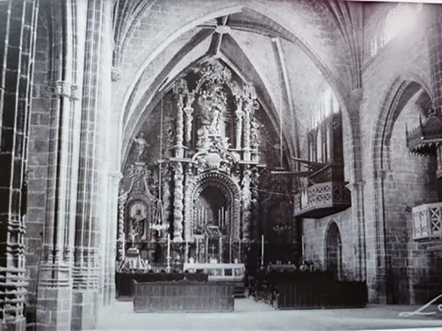 Imagen: Altar Mayor de la Iglesia de San Bartolomé de  Jávea, antes de su destrucción durante la Guerra Civil del 36 | El órgano se ve a la derecha del altar