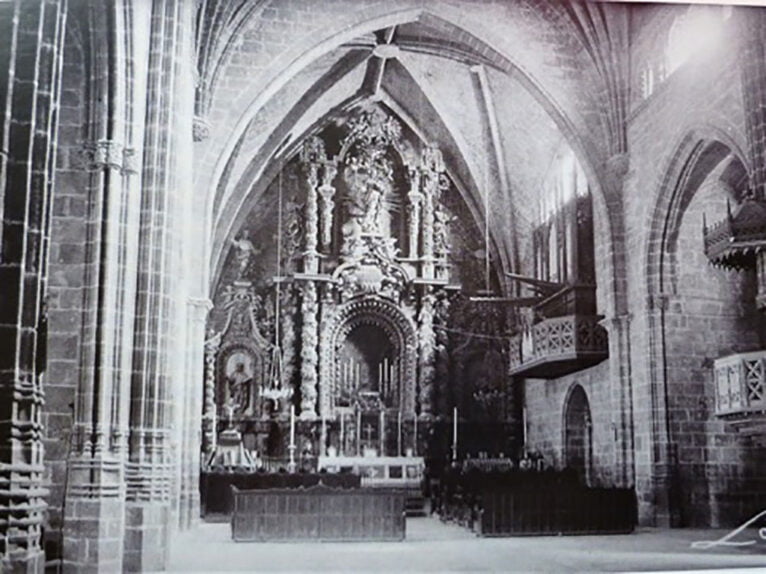 Altar Mayor de la Iglesia de San Bartolomé de  Jávea, antes de su destrucción durante la Guerra Civil del 36 | El órgano se ve a la derecha del altar