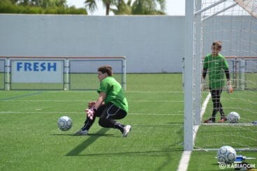 Alumno deteniendo un balón