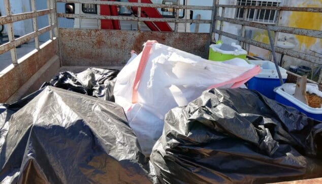 Imagen: Basura recogida por Medio Ambiente en la cala de Benitatxell