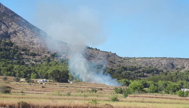 Imagen: Columna de humo cerca del Montgó