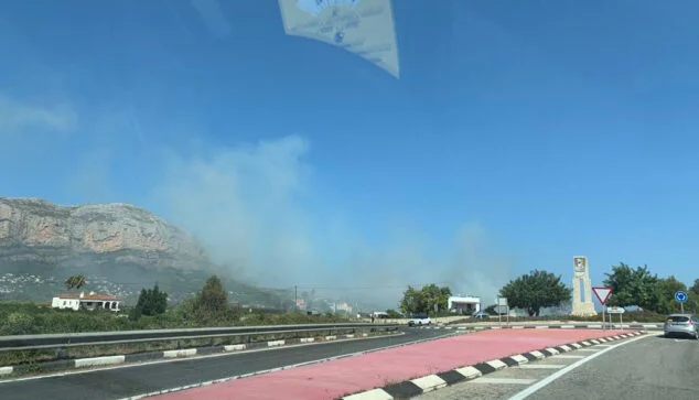 Imagen: Columna de humo junto a la carretera
