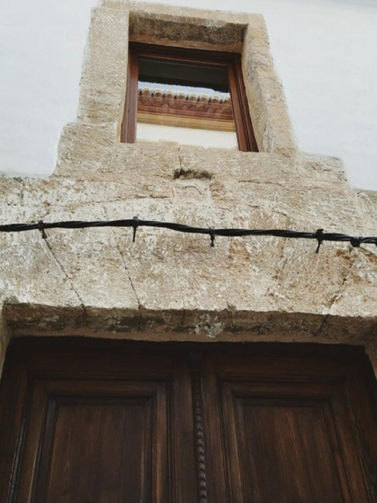 Detalle de la puerta principal de una casa de pueblo en venta en Jávea - Atina Inmobiliaria