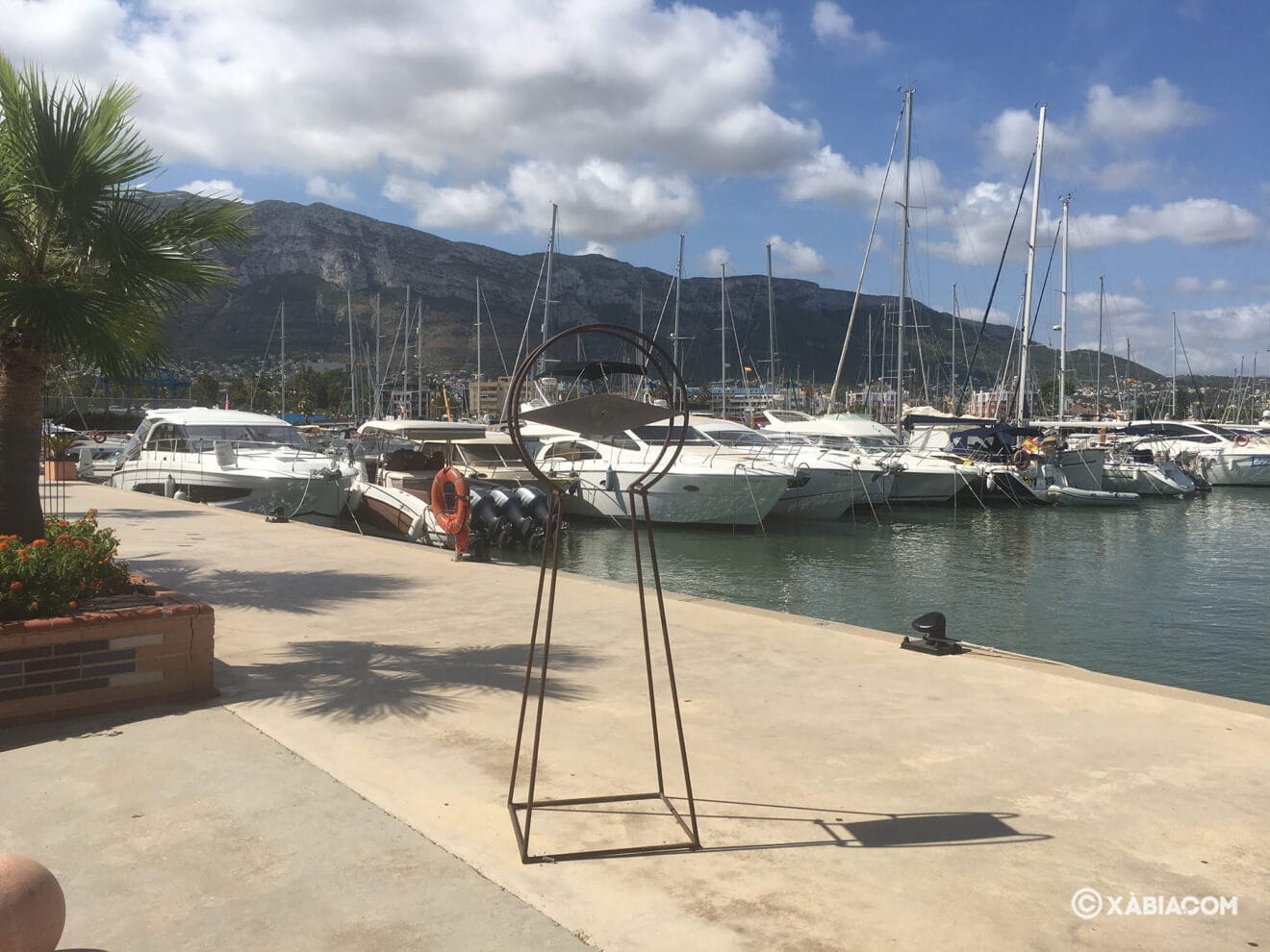 Escultura expuesta en el Puerto Marina de Dénia