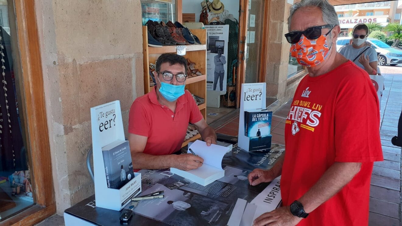 José Mulet firma su libro sobre La Criminala