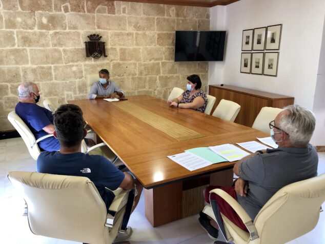 Imagen: Reunión de ediles con representantes de la Cofradía