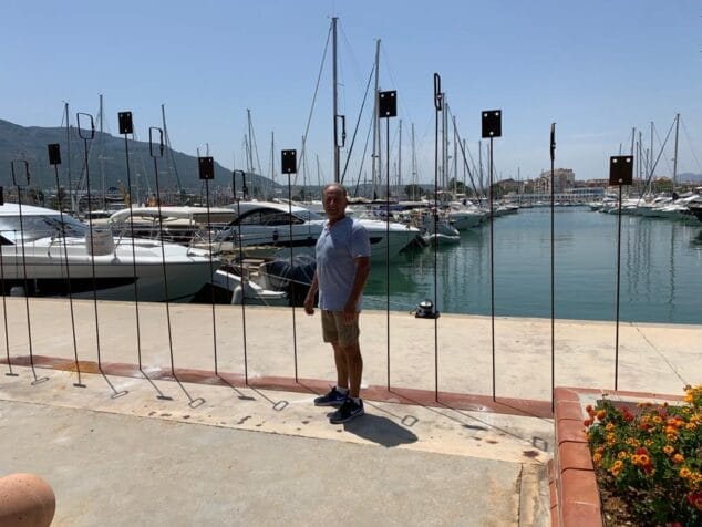 Imagen: Tomás Sivera junto a su obra 'Marineros sin rostro'