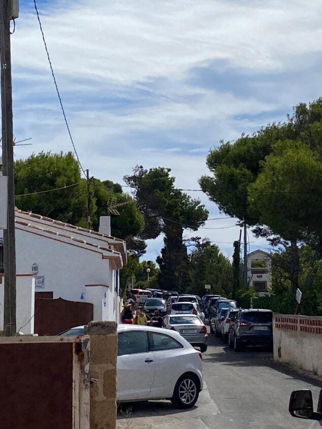 Imagen: Tráfico en acceso a la Cala Blanca