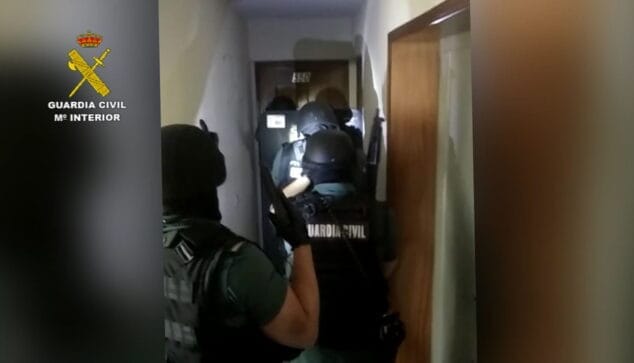 Imagen: Uno de los múltiples registros llevados a cabo por la Guardia Civil