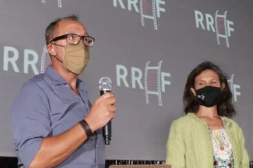 Paco Torner, de la Fundación Oceanogràfic y Marta Lorenzi, anunciando el premio a _uNpACKAGING_