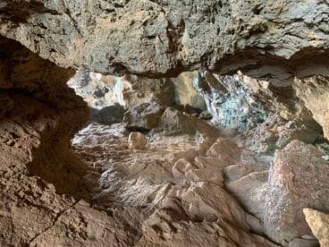 Acceso a pie al interior de la cueva