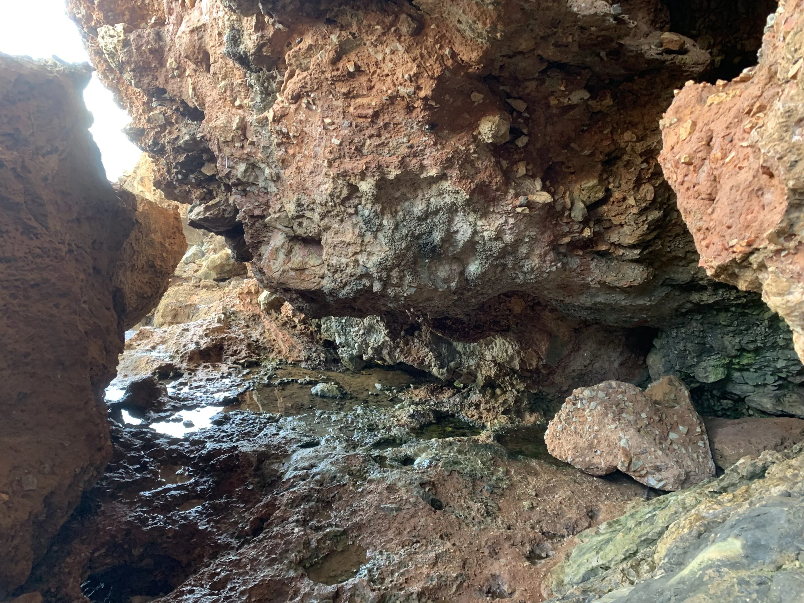 Acceso entre la parte rocosa del acantillado para acceder a la Cova Tallada