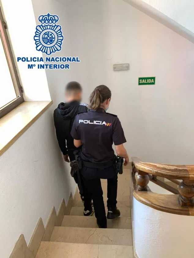 Imagen: Agente de la Policía Nacional con el detenido