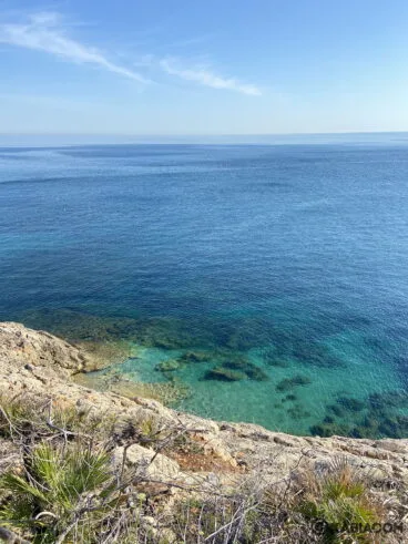 Aguas cristalinas al paso del sendero desde Dénia