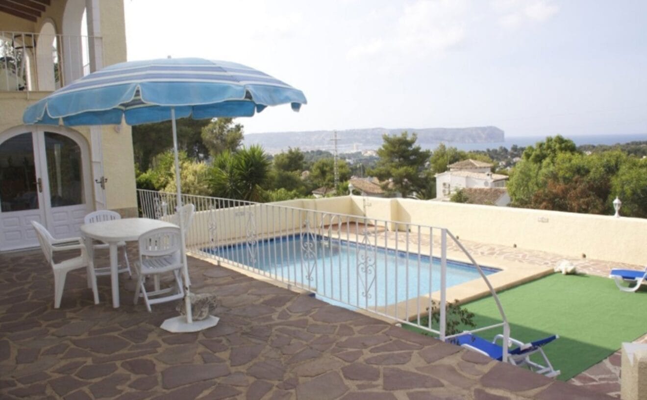 Alrededores de la piscina en un chalet en venta en Jávea - Terramar Costa Blanca