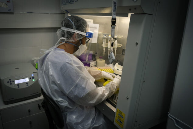 Imagen: Análisis PCR en el Hospital de Dénia