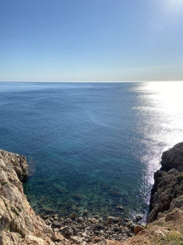 Cala de aguas cristalinas alrededor de la Cova Tallada