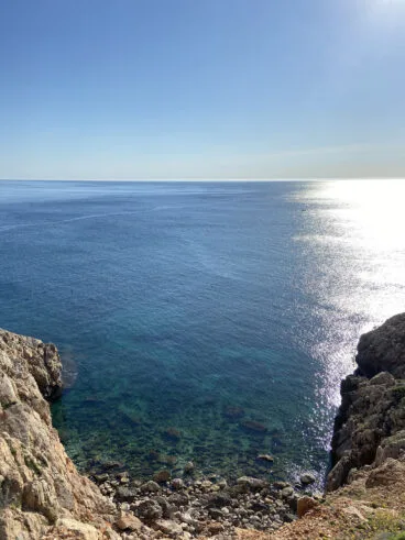 Cala de aguas cristalinas alrededor de la Cova Tallada