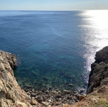 Cala de aguas cristalinas alrededor de la Cova Tallada