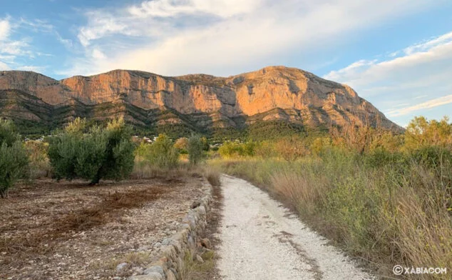 Imagen: La vertiente sur del Montgó, que mira hacia Xàbia y Gata de Gorgos