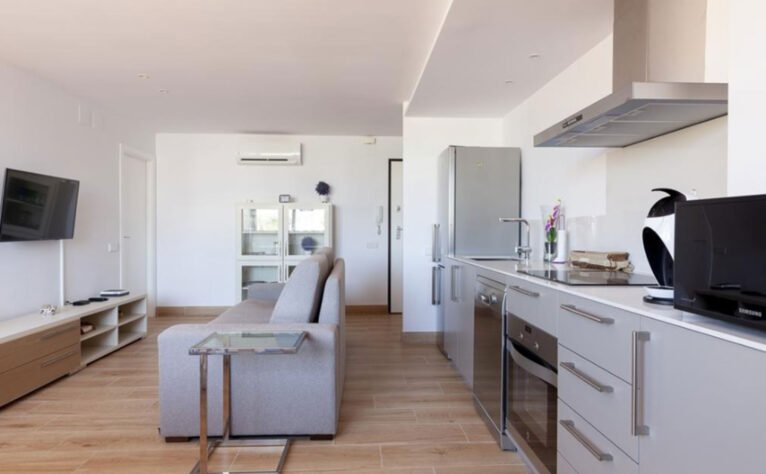 Cocina integrada en el salón en un apartamento de vacaciones en Jávea - Quality Rent a Villa