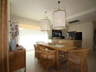 Comedor de un chalet de nueva construcción en venta en Jávea – Atina Inmobiliaria