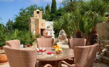 Comedor exterior de una casa de vacaciones en Benitachell – Aguila Rent a Villa