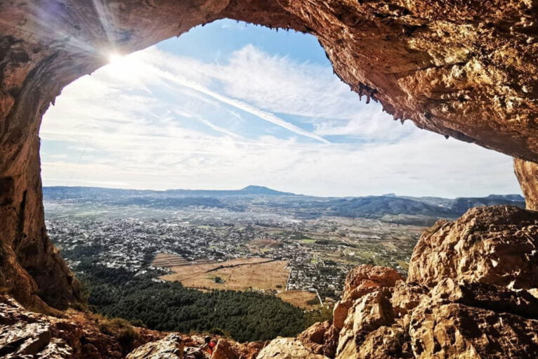 Vista desde dentro de la Cova del Montgó (Imagen: Miguel Ángel Mayans)