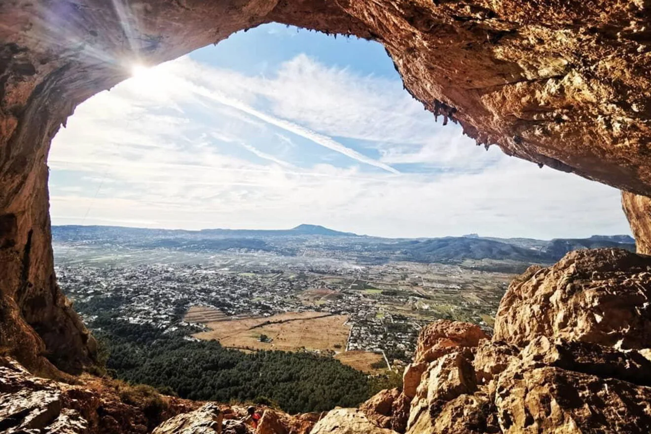 Vista desde dentro de la Cova del Montgó (Foto: Miguel Ángel Mayans)