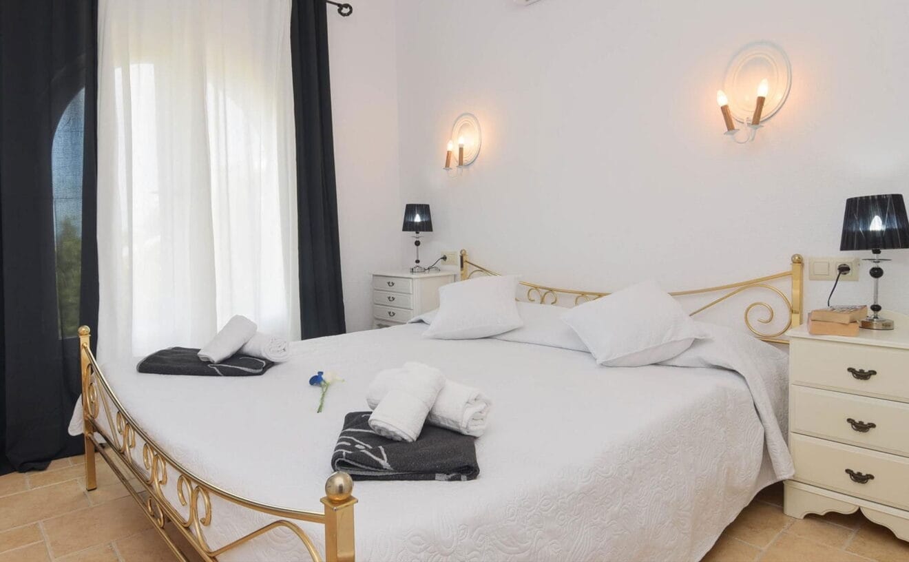 Uno de los dormitorios de una casa de vacaciones en Benitachell - Aguila Rent a Villa