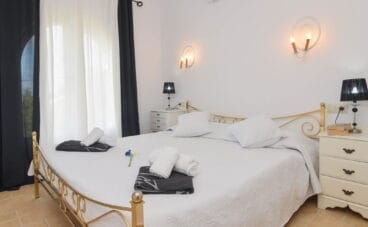Uno de los dormitorios de una casa de vacaciones en Benitachell – Aguila Rent a Villa