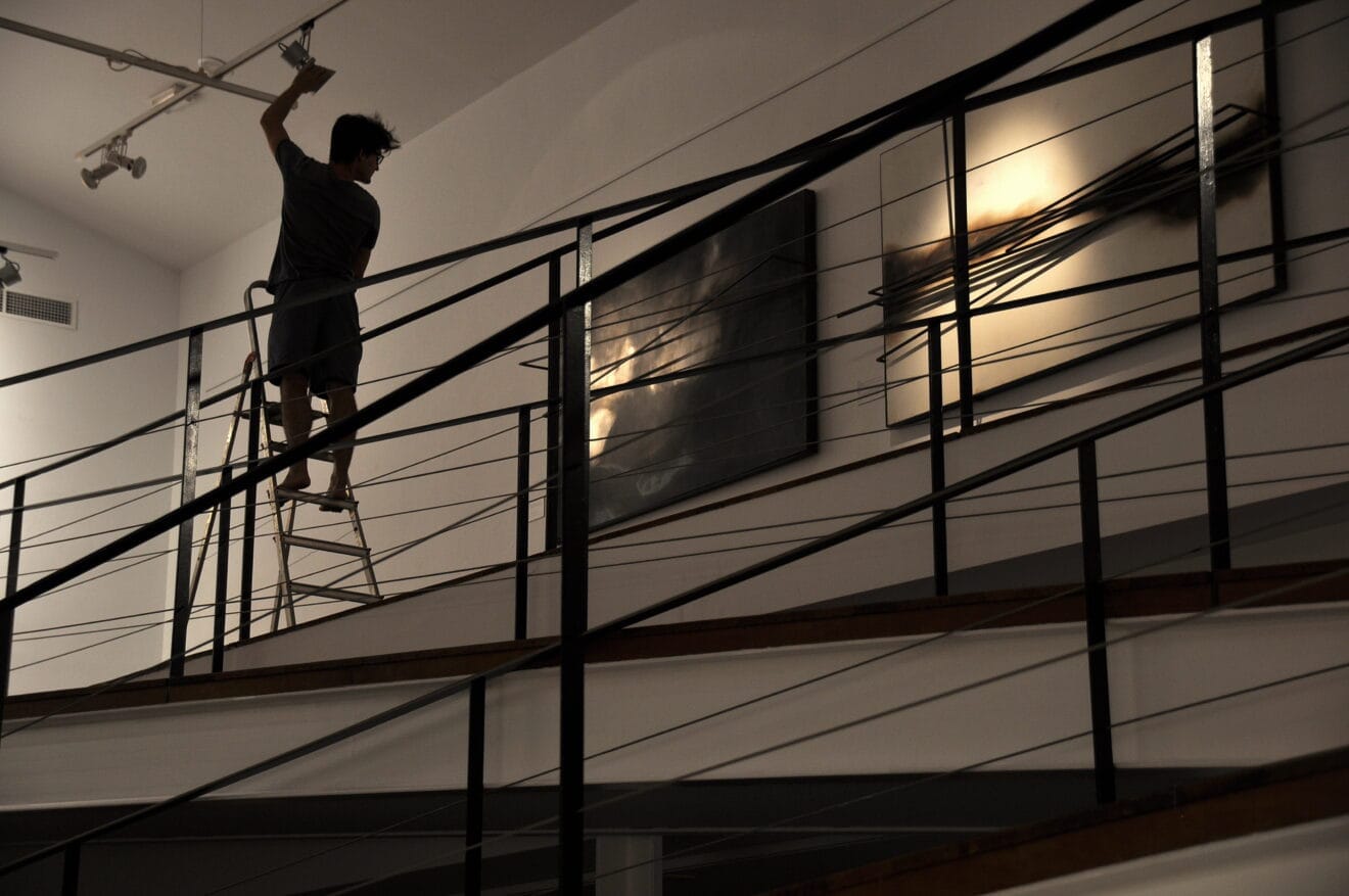 El joven artista durante el montaje de la exposición