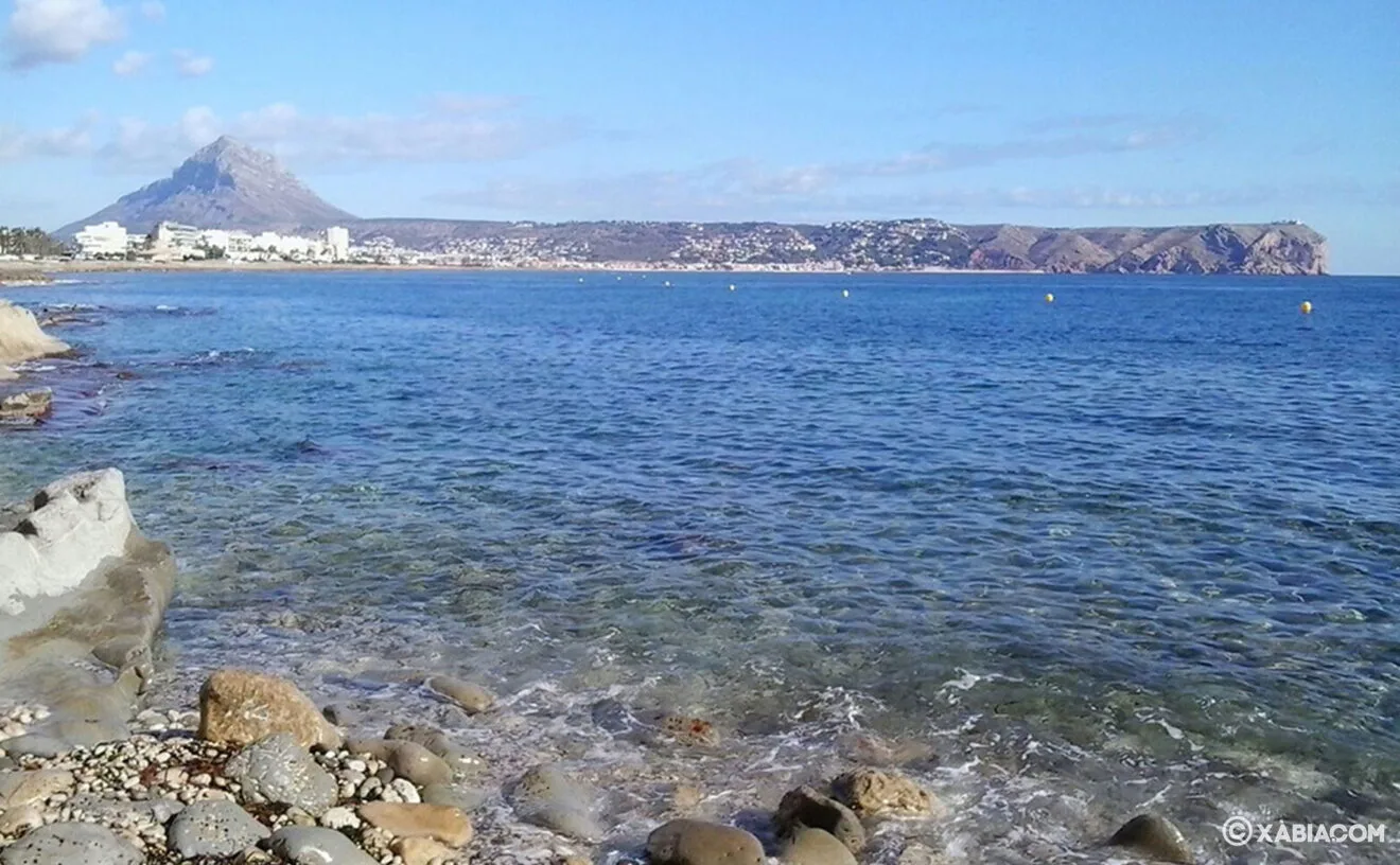 El Montgó se extiende hacia el Cabo de San Antonio y descansa en el mar