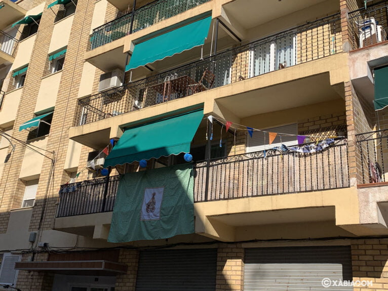 Engalanado de balcones en honor a las fiestas de Loreto