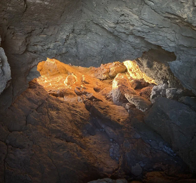 Entrada de luz al interior de la Cova Tallada
