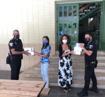 Entrega de mascarillas al colegio Vicente Tena