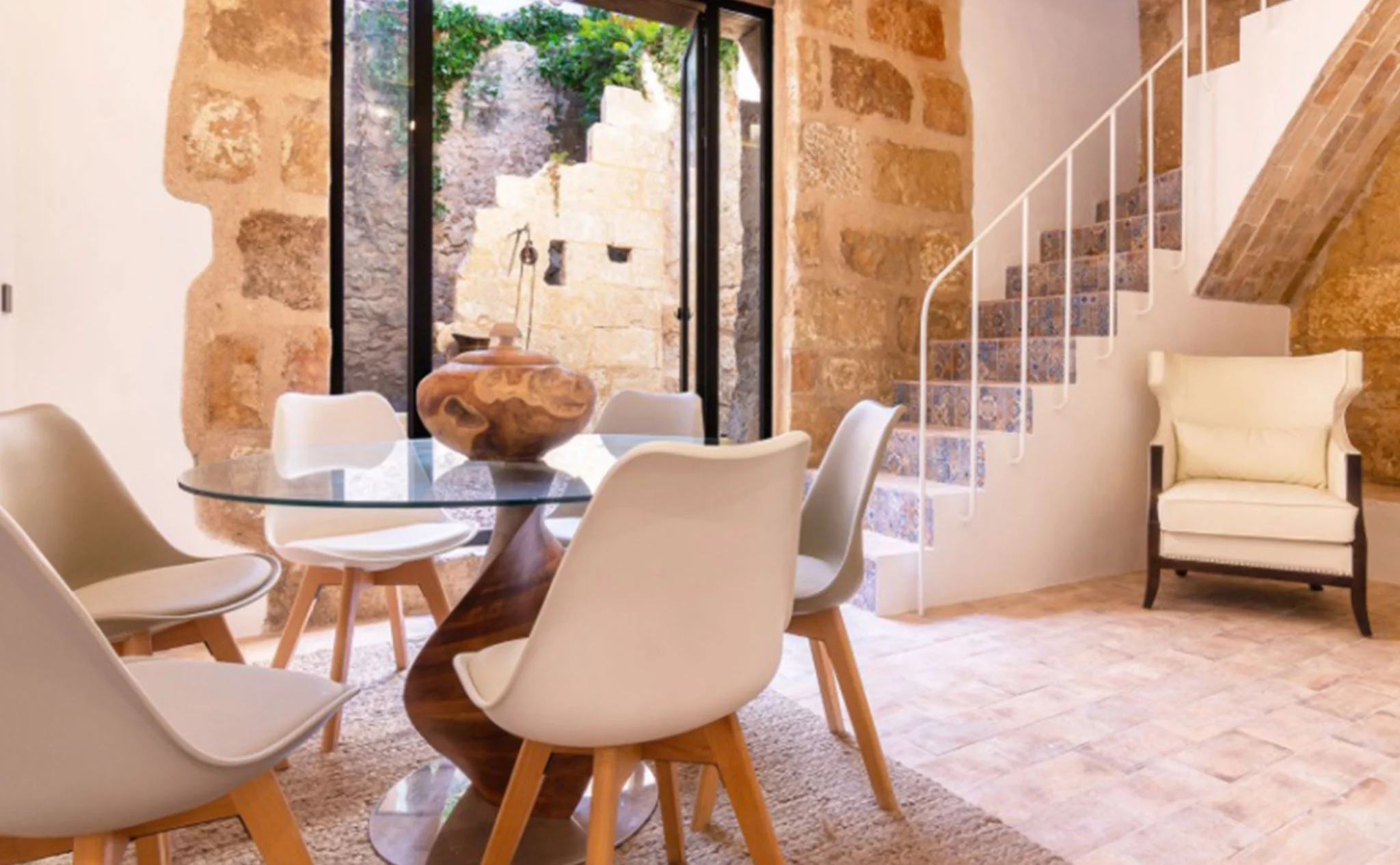 Escaleras en una casa de pueblo en venta en el centro de Xàbia – MORAGUESPONS Mediterranean Houses