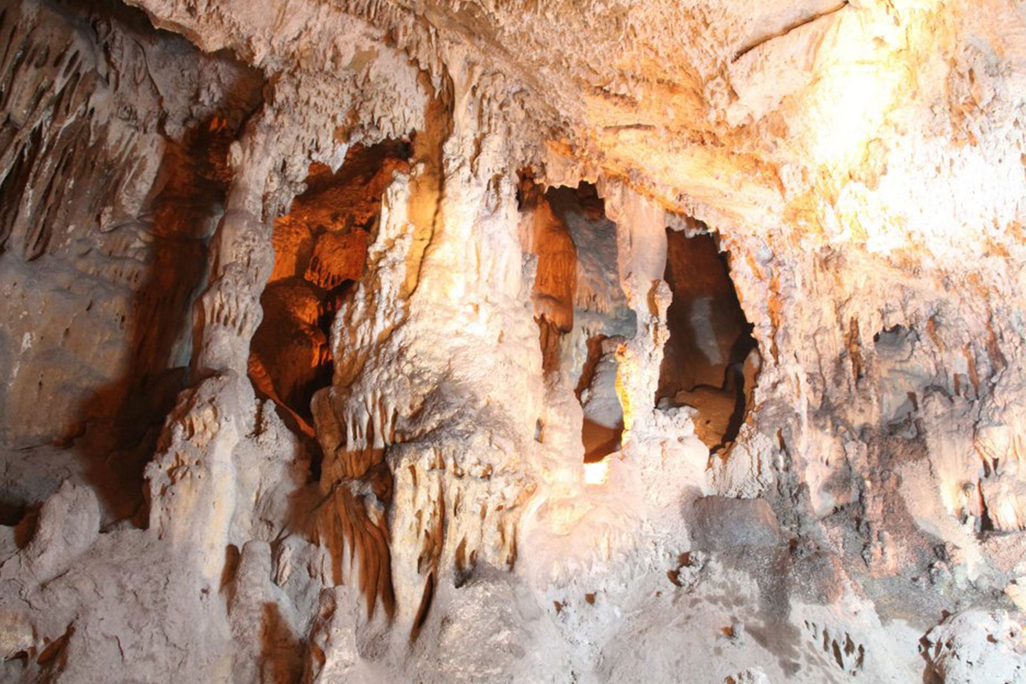 Estalactitas y estalagmitas en el interior de la Cova del Montgó (Imagen: Miguel Ángel Mayans)