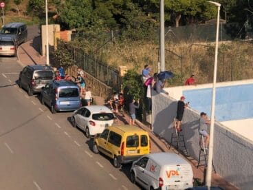 Familiares de jugadores de fútbol viendo los partidos