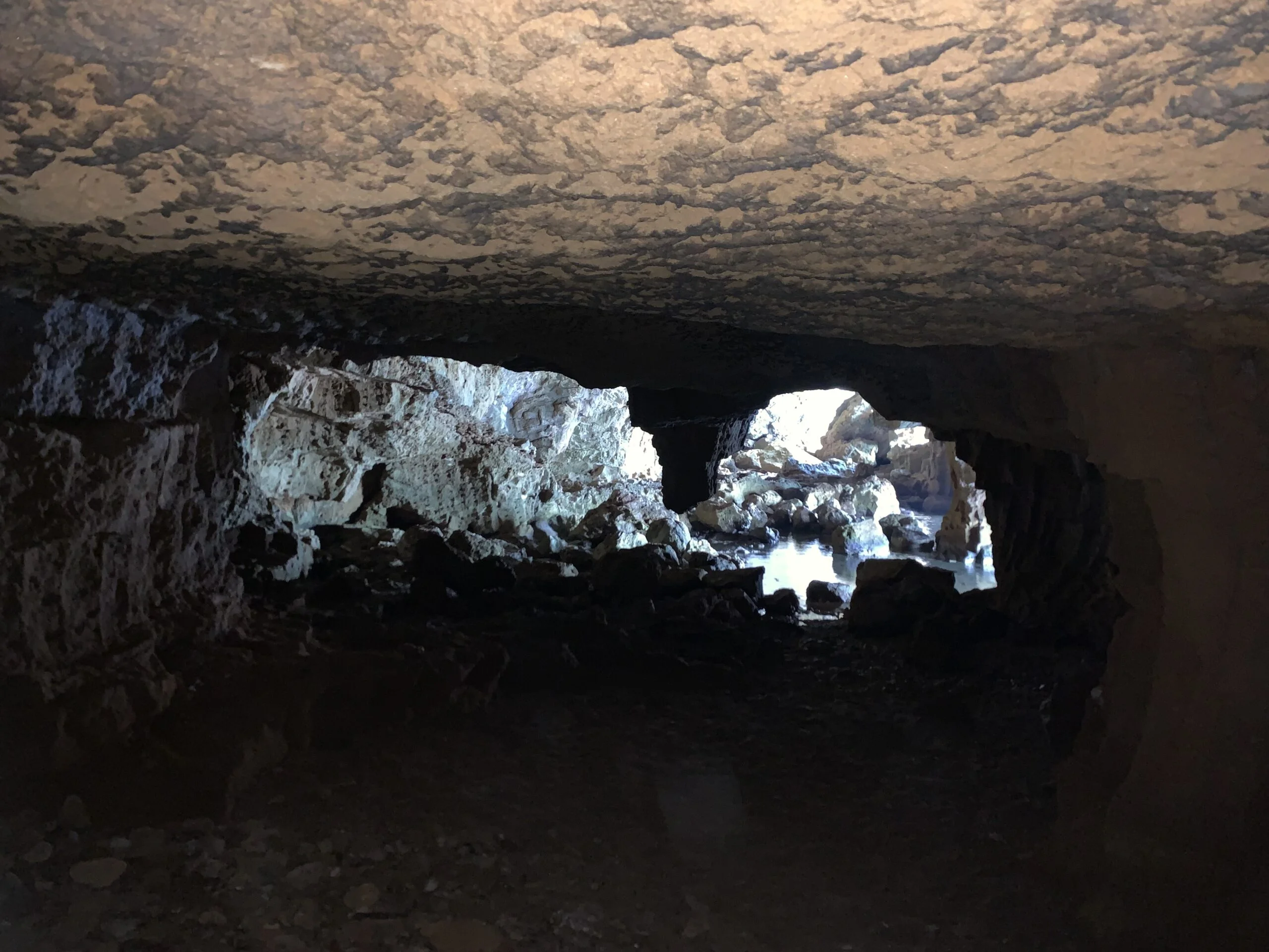 Formación de las rocas desde el interior de la cueva