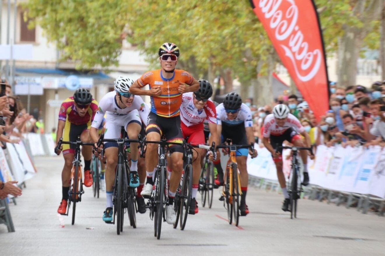 Juan Ayuso entrando a meta