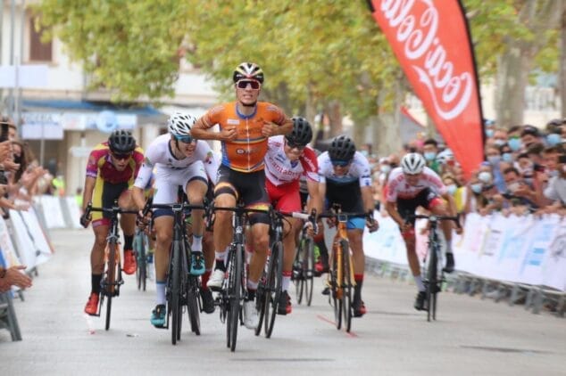 Imagen: Juan Ayuso entrando a meta