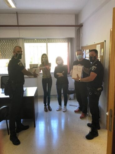 La Policía entrega mascarillas a los centros de Xàbia