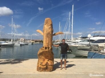 Miguel Ángel Miguel junto a la escultura