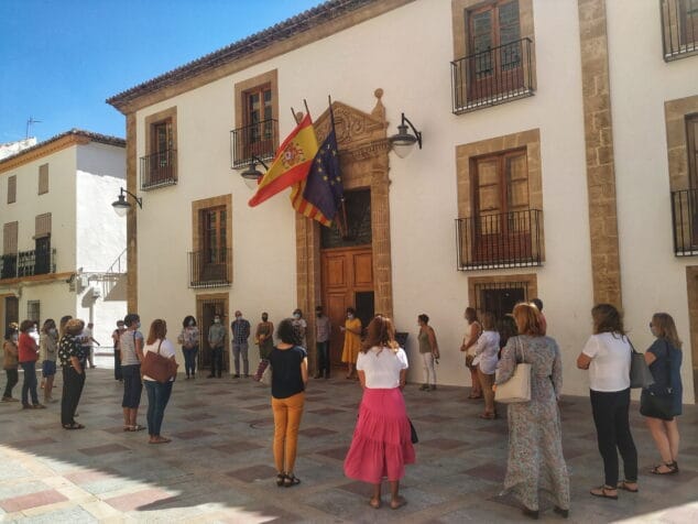 Imagen: Minuto silencio en el Ayuntamiento de Xàbia