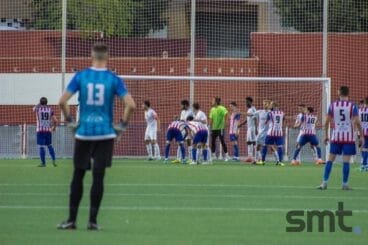 Momento de tiro a puerta en el partido CD Jávea-CD Olimpic