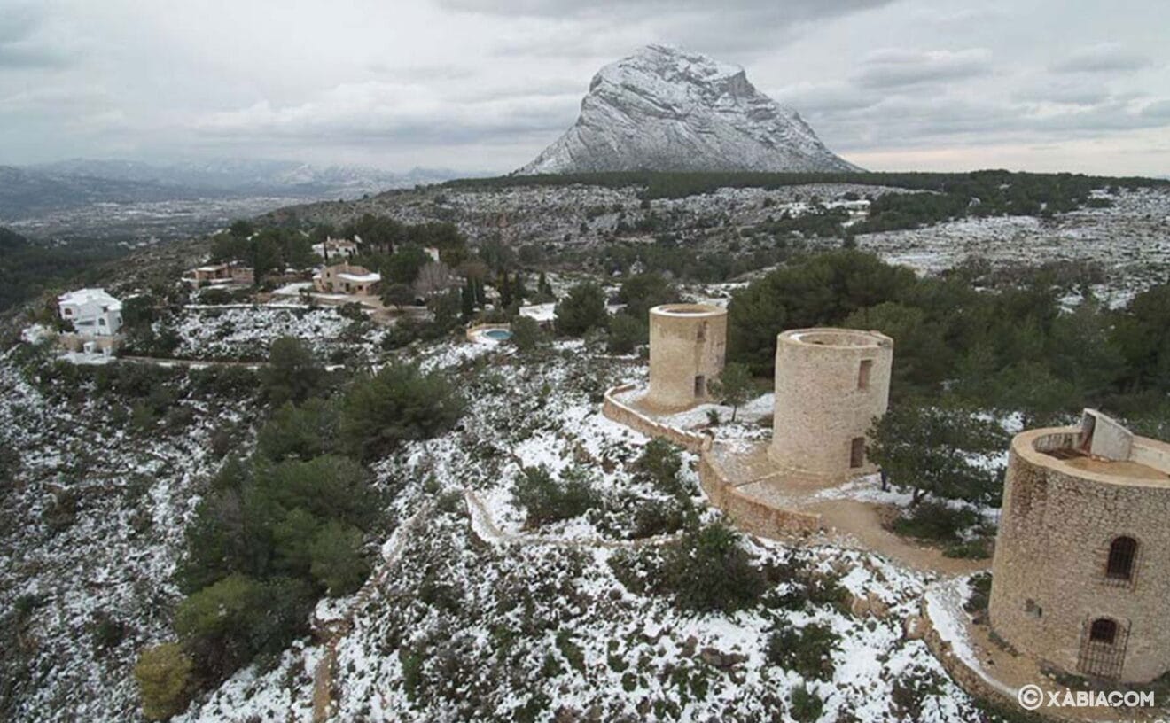 Imagen poco común: el Montgó y los molinos nevados