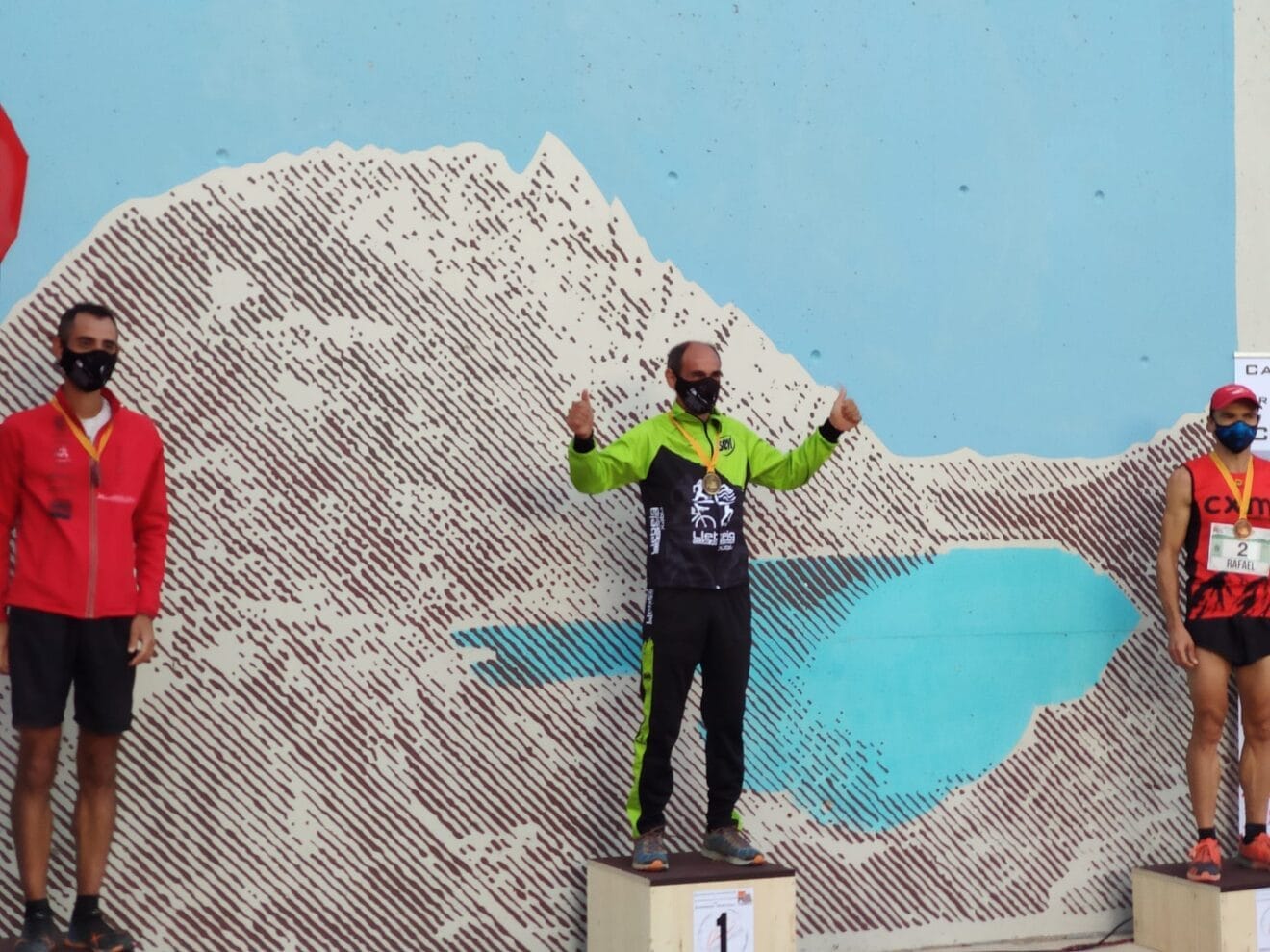 Nasio Cardona en lo alto del podio