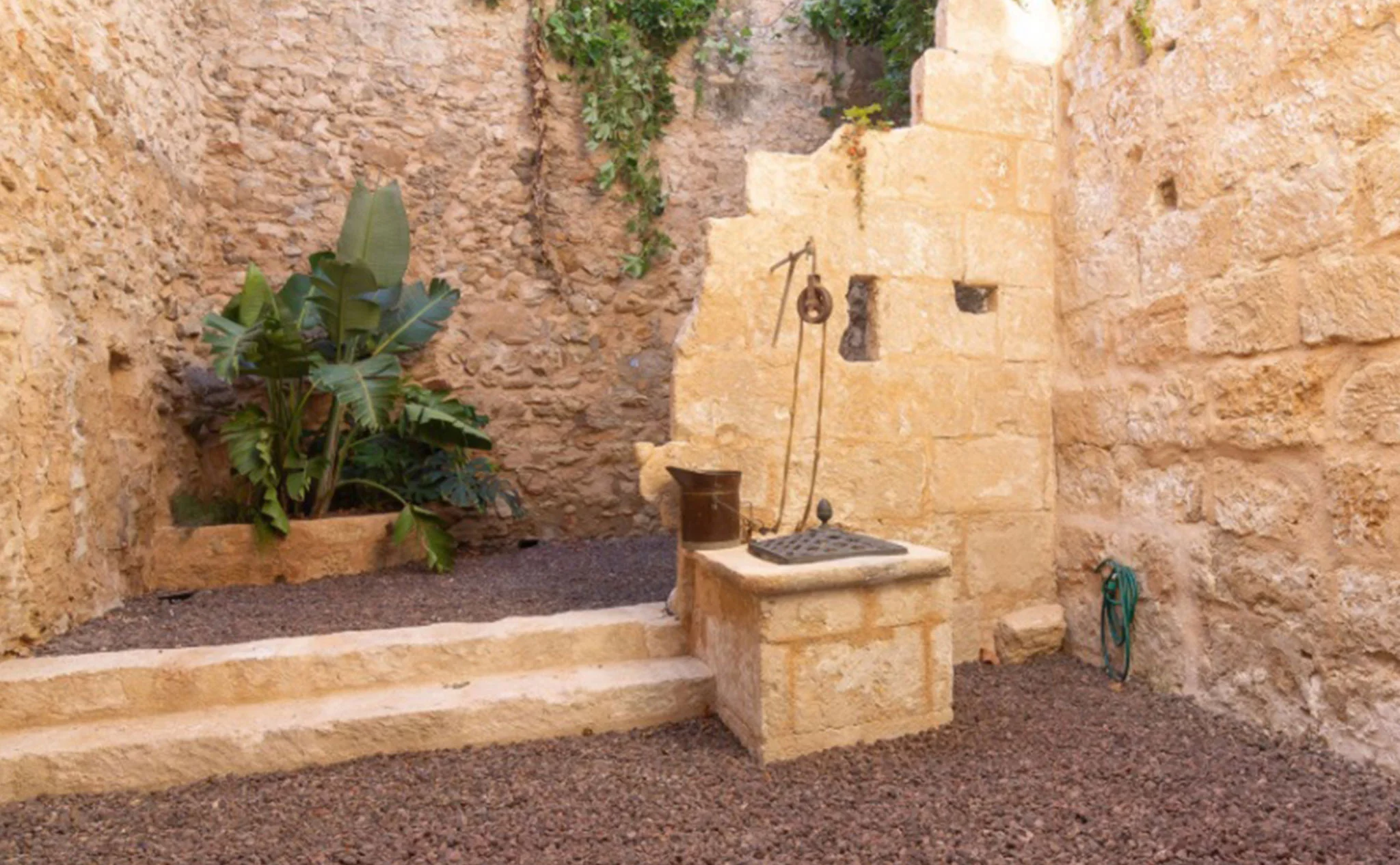 Patio de una casa de pueblo en venta en el centro de Xàbia – MORAGUESPONS Mediterranean Houses